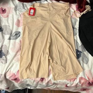 NWT spanx high waisted mid-thigh short shape wear